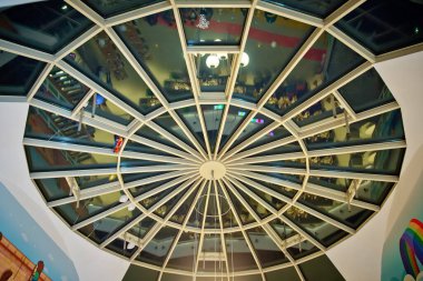 Modern cam çatı. Cam ve metalden yapılmış modern sanat eseri. Çatı arka planı. bir alışveriş merkezinin metal ve cam çatısı.