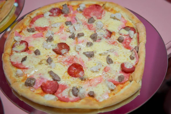 Einfache Pizza mit Mozzarella, Wurst und Kirschtomaten. Pizza mit Spinat, Feta, Wurst und Kirschtomaten. Pizza mit Peperoni und schwarzen Olivenringen, Schneideweg . — Stockfoto