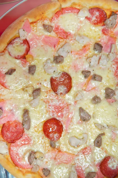 Einfache Pizza mit Mozzarella, Wurst und Kirschtomaten. Pizza mit Spinat, Feta, Wurst und Kirschtomaten. Pizza mit Peperoni und schwarzen Olivenringen, Schneideweg . — Stockfoto