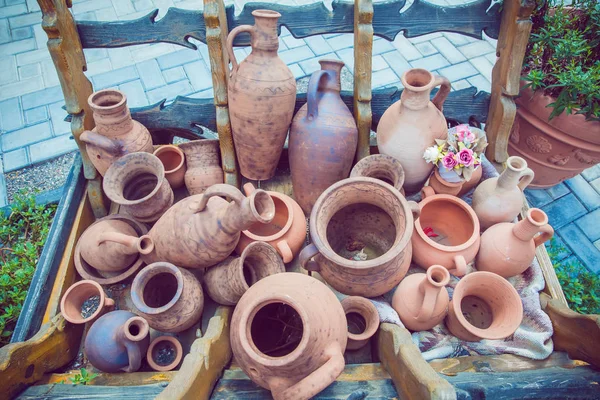 Cerámica artesanal cerámica. platos de barro. La vajilla de cerámica antigua se hace a mano en el mostrador. barro artesanal ware.Pottery artesanía cerámica. Diferentes productos de cerámica: cuencos, jarrones, frascos. artículos de arcilla hechos a mano . — Foto de Stock