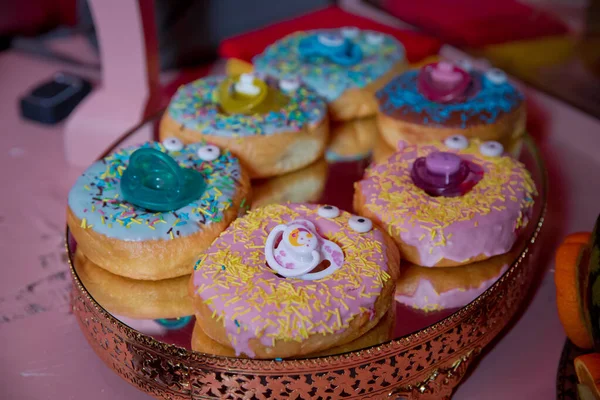 Blauer und pinkfarbener Kuchen mit bunten kleinen süßen Kugeln. Dekoration für Kuchen und Bekleidung. Bunte Cake Pops . — Stockfoto