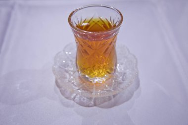 Azerbaycan geleneksel armudu armut şeklinde cam çay. Vintage beyaz masa ile Azerbaycan siyah çay . Armut şeklinde cam siyah türk çayı, armudu fincan geleneksel Azerbaycan aromatik çay.