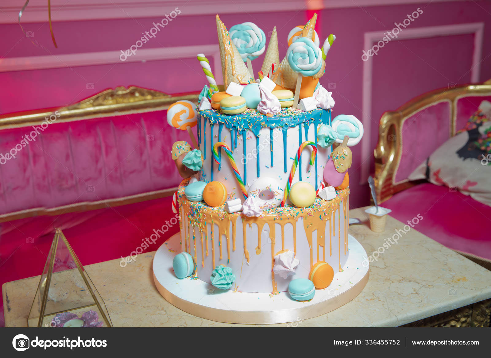 Gâteau bleu avec une petite boule sucrée colorée. décoration pour