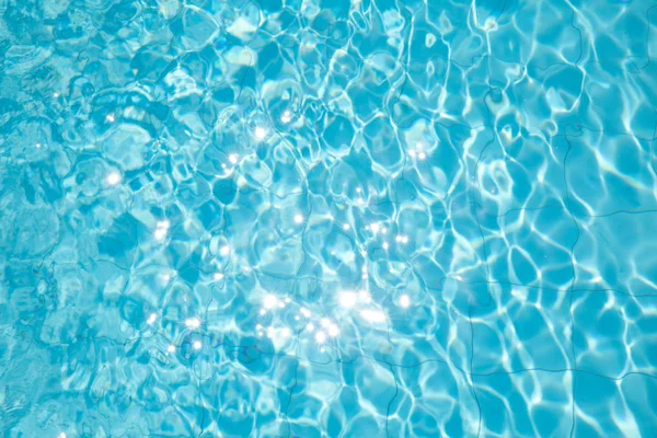 Aufgerissenes Wasser im Schwimmbad. Oberfläche des blauen Schwimmbeckens, Hintergrund des Wassers im Schwimmbad. — Stockfoto