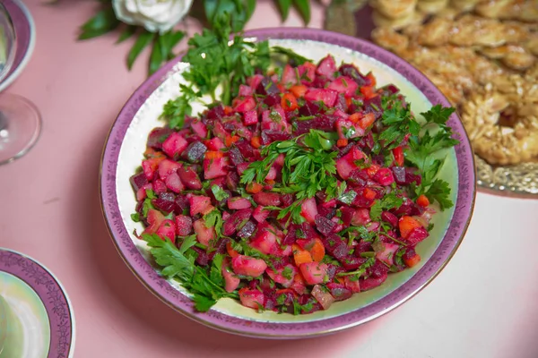 Ensalada de remolacha fresca casera Vinagreta en un tazón blanco. Ensalada de verduras con remolacha en la mesa lista para comer. ensalada de remolacha con zanahorias, pepinillos y cebolla verde en plato blanco  . — Foto de Stock