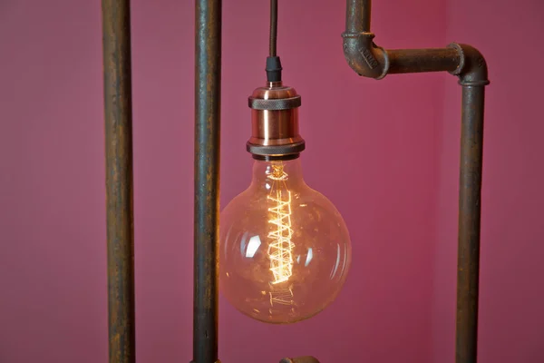 Bohlam lampu retro klasik yang berbeda tergantung di bata merah latar belakang di malam hari. Dekoratif antik Edison gaya bola lampu terhadap dinding bata. Indah retro mewah cahaya dekorasi lampu bercahaya . — Stok Foto