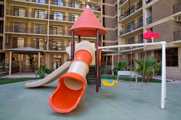 Parque infantil rojo y blanco gran juego de juguetes de plástico para niños escuela o parque de jardín de la ciudad. Niños niños parque infantil con equipo de juego al aire libre. Parque infantil con toboganes en el parque . —  Fotos de Stock