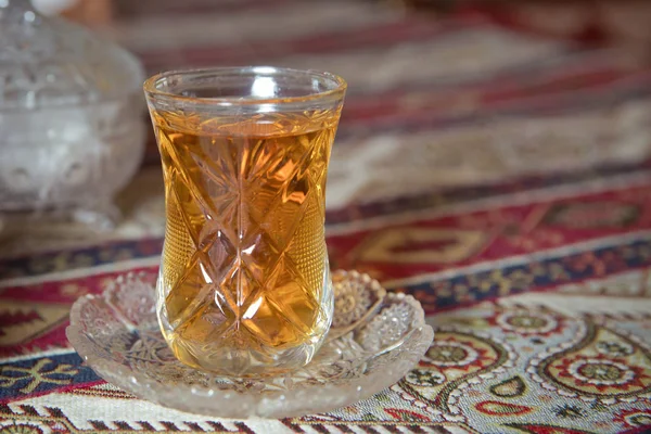 Thé en verre traditionnel armudu azerbaïdjanais en forme de poire. Azerbaïdjan thé noir .white cubes de sucre. Thé turc noir en verre en forme de poire, thé aromatique azerbaïdjanais traditionnel en tasse armudu  . — Photo