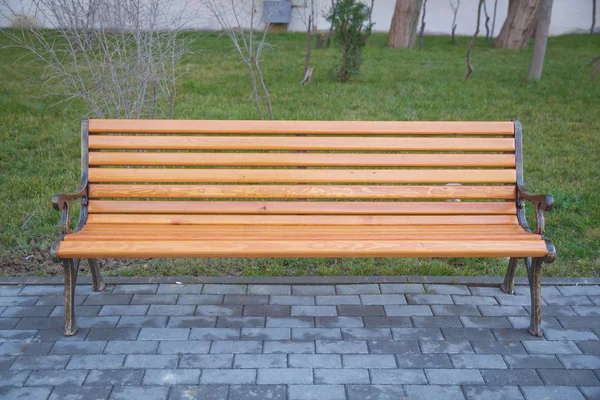 Materiale esterno in legno. Dettagli in legno. Blank Vecchia panca in una zona ombreggiata del giardino o del parco, all'aperto. Panca ombreggiata in legno immersa nel verde. Panca in legno Empty Park Vista da vicino . — Foto Stock