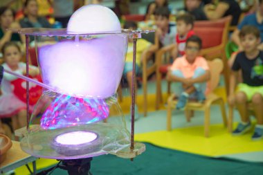 Çocuk partisi. Sabun baloncuğu patlatmak için. Sabun kabarcıkları göstermek.