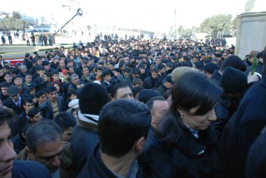 Azərbaycan, Bakı ş., 20 Ocak 2009. Sovyet ordusu Bakü 1990 yılında 137 kişi 744 yaralama, öldürme saldırdığında 20th Ocak trajedinin yıldönümünde Şehitleri ziyaret Alley insanlar