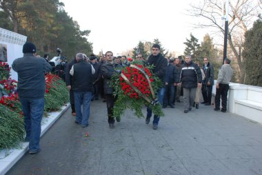 Azərbaycan, Bakı ş., 20 Ocak 2009. Sovyet ordusu Bakü 1990 yılında 137 kişi 744 yaralama, öldürme saldırdığında 20th Ocak trajedinin yıldönümünde Şehitleri ziyaret Alley insanlar
