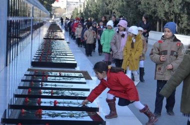 Bakü, Azerbaycan - 20 Ocak 2011 çiçek Azerbaycan'ın başkenti vatandaşların katliamın yıldönümünde Bakıda, 20 Ocak Anıtı, mermer mezar üzerinde yas tutanlar tarafından açıdan koydu