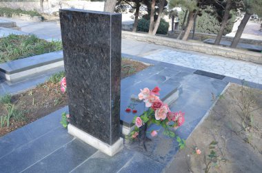 Bakü, Azerbaycan - 20 Ocak 2011 çiçek Azerbaycan'ın başkenti vatandaşların katliamın yıldönümünde Bakıda, 20 Ocak Anıtı, mermer mezar üzerinde yas tutanlar tarafından açıdan koydu