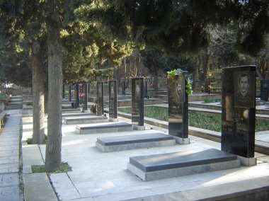 Azerbaycan, Bakü, 20 Ocak 2007. 20 Ocak trajedisinin yıldönümünde Sovyet Ordusu 'nun 1990 yılında Bakü' ye saldırıp 137 kişinin öldüğü, 744 kişinin yaralandığı Şehitler Sokağı 'nı ziyaret eden insanlar görülüyor.