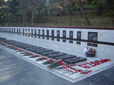 Azerbaycan, Bakü, 20 Ocak 2007. 20 Ocak trajedisinin yıldönümünde Sovyet Ordusu 'nun 1990 yılında Bakü' ye saldırıp 137 kişinin öldüğü, 744 kişinin yaralandığı Şehitler Sokağı 'nı ziyaret eden insanlar görülüyor.