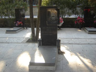 Azerbaycan, Bakü, 20 Ocak 2007. 20 Ocak trajedisinin yıldönümünde Sovyet Ordusu 'nun 1990 yılında Bakü' ye saldırıp 137 kişinin öldüğü, 744 kişinin yaralandığı Şehitler Sokağı 'nı ziyaret eden insanlar görülüyor.