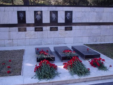 Bakü, Azerbaycan - 20 Ocak 2003 'te Azerbaycan' ın başkenti Azerbaycan 'da vatandaşların katledilmesinin yıldönümünde Bakü' deki mermer mezarların üzerine yas tutanlar tarafından sergilendi.