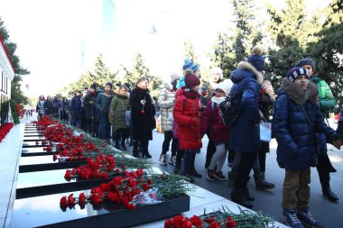20 Ocak trajedisinin yıldönümünde Sovyet Ordusu 'nun 1990 yılında Bakü' ye saldırıp 137 kişinin öldüğü, 744 kişinin yaralandığı Şehitler Sokağı 'nı ziyaret eden insanlar görülüyor.
