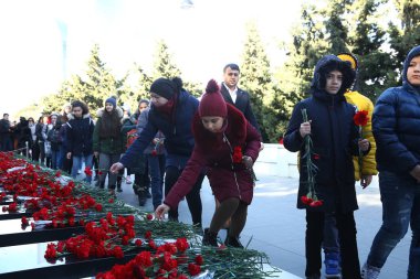 20 Ocak trajedisinin yıldönümünde Sovyet Ordusu 'nun 1990 yılında Bakü' ye saldırıp 137 kişinin öldüğü, 744 kişinin yaralandığı Şehitler Sokağı 'nı ziyaret eden insanlar görülüyor.
