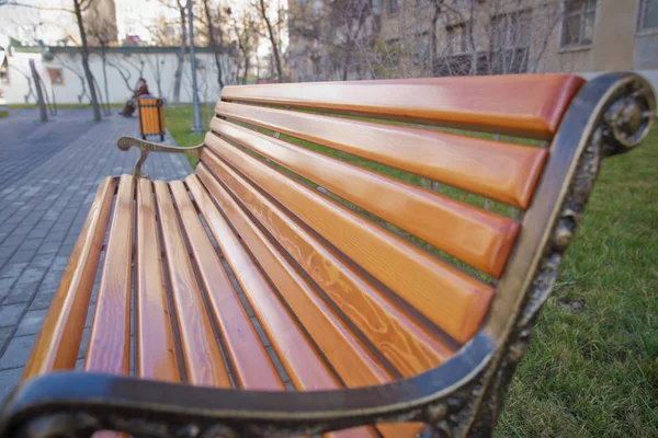 木材外部材料。 木材材料的细节。 空旷的旧长椅，在花园或公园的阴凉区域，室外。 绿树成荫的木制公园长椅四周绿油油的. 空旷公园木制长椅布景. — 图库照片