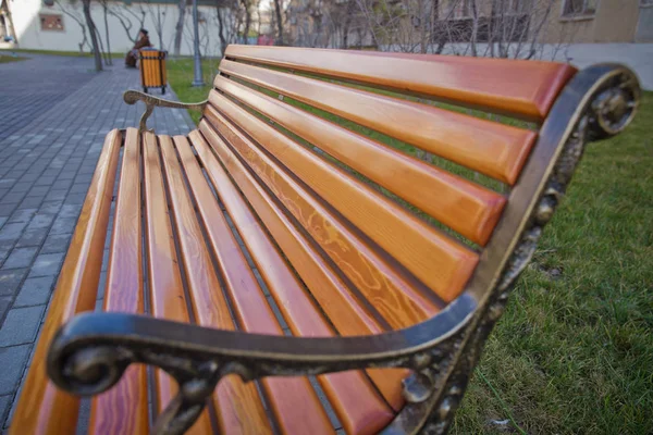 Matériau extérieur en bois. Détails en bois. Vieille banquette vierge dans une zone ombragée du jardin ou du parc, en plein air. Banc de parc ombragé entouré de verdure. Banc en bois Empty Park Vue rapprochée . — Photo