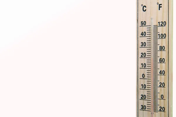 Espacio en blanco para escribir. Termómetro sobre fondo blanco. Temperatura de medición. Temperatura del aire más 20 grados. instrumento del termostato del hermómetro para medir la temperatura del aire  . — Foto de Stock