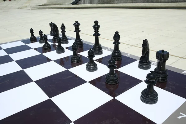Textur, Hintergrund. Hintergrund. Großschach im Park. großes Schachspiel auf dem Boden im Park. große Schachfiguren, die auf dem Boden spielen. Riesenschach auf dem Brett am Boden . — Stockfoto