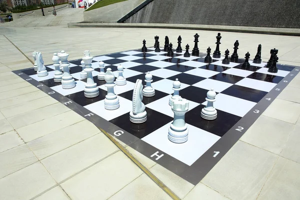 Textura, fundo. Contexto. Grande xadrez no parque. Grande ch — Fotografia de Stock