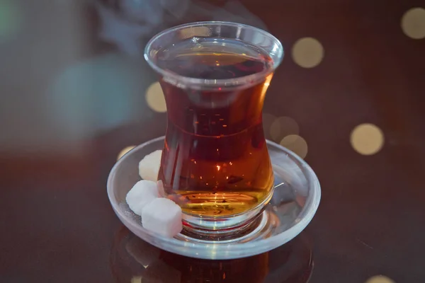 Thé en verre armudu traditionnel azerbaïdjanais. Thé noir Azerbaïdjan avec table blanche vintage. Thé turc noir en verre en forme de poire, thé aromatique azerbaïdjanais traditionnel avec fond flou . — Photo