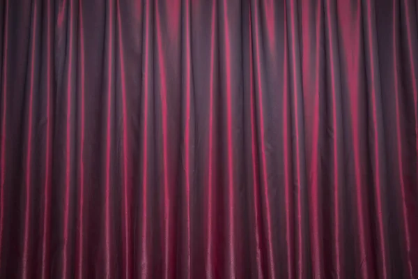 Painel vermelho fundo textura papel de parede Vermelho fechado cortina com manchas de luz em um teatro. .. Cortina de palco vermelho  . — Fotografia de Stock