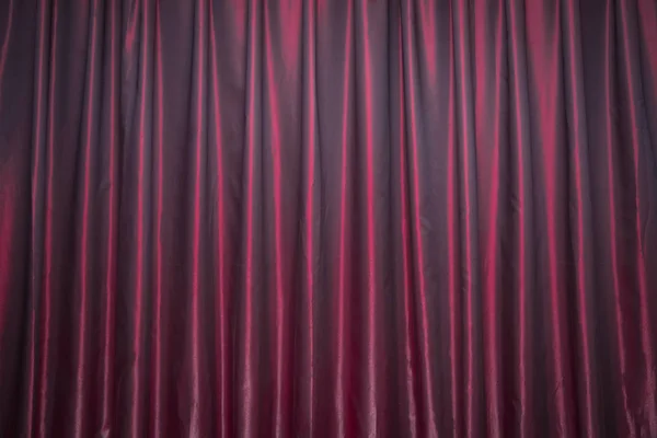 Painel vermelho fundo textura papel de parede Vermelho fechado cortina com manchas de luz em um teatro. .. Cortina de palco vermelho  . — Fotografia de Stock
