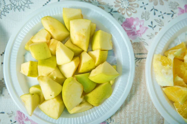 Cortar membrillo en un recipiente de plástico. El membrillo picado está en un recipiente de plástico  . — Foto de Stock