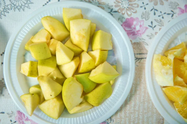 Cortar membrillo en un recipiente de plástico. El membrillo picado está en un recipiente de plástico  . — Foto de Stock