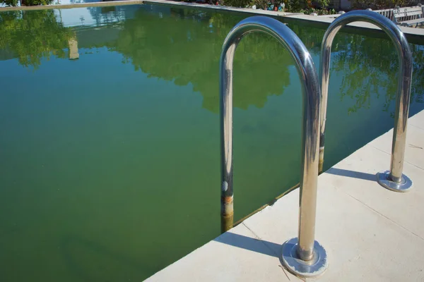 Hermosa piscina de lujo con fondo de mar en el complejo de la piscina del hotel. escalera de plata entra en una turquesa en un complejo. Piscina de la escalera en el complejo de piscina hermoso hotel de lujo  . —  Fotos de Stock