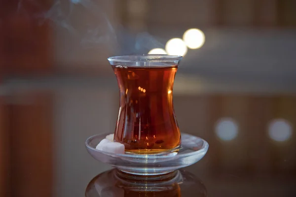 Thé en verre armudu traditionnel azerbaïdjanais. Thé noir Azerbaïdjan avec table blanche vintage. Thé turc noir en verre en forme de poire, thé aromatique azerbaïdjanais traditionnel avec fond flou . — Photo