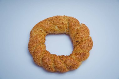 Üst Manzara. Metnin için boş yer. Simit. Köy ahşap zemininde susamlı taze ev yapımı ekmek. Yuvarlak örülmüş ekmek unu..