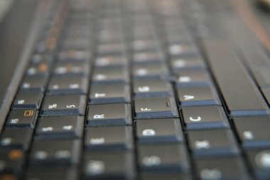 Pencerelerin klavyesine siyah ve beyaz odak noktası. Not defteri klavyesi. Laptop Klavyesini kapat Bazı klavye karakterlerine odaklan .
