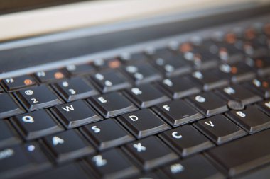 Pencerelerin klavyesine siyah ve beyaz odak noktası. Not defteri klavyesi. Laptop Klavyesini kapat Bazı klavye karakterlerine odaklan .