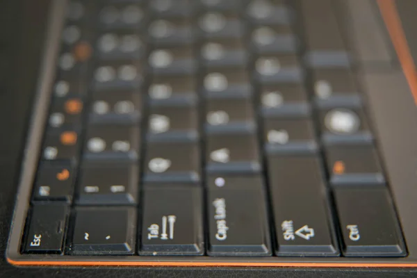 Blanco y negro se centran en el teclado de ventanas. Teclado portátil. Close-up Laptop Keyboard focus Algunos caracteres de teclado  . —  Fotos de Stock