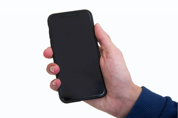 Jongen hand met zwarte moderne smartphone met leeg scherm, geïsoleerd op witte achtergrond. Mockup — Stockfoto