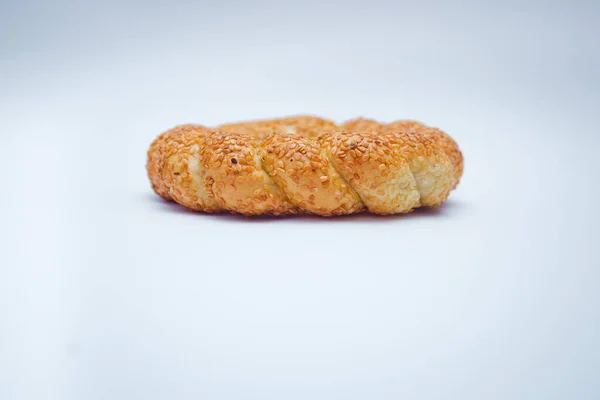 Vista superior. Espaço livre para o seu texto. Simit... Pão caseiro recém-assado com gergelim em fundo de madeira rústica. Pão trançado redondo de farinha de pão . — Fotografia de Stock