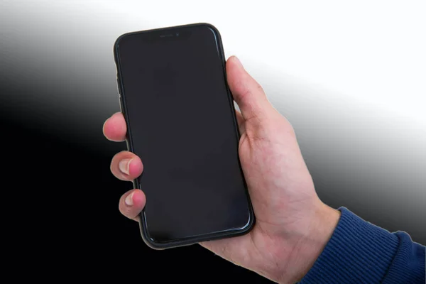Fiú kéz gazdaság fekete modern okostelefon üres képernyőn, elszigetelt fehér háttérrel. Mockup — Stock Fotó
