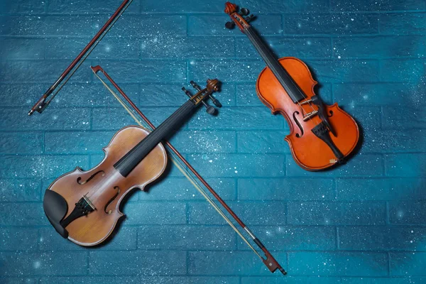 Cartel de concierto de música clásica con violín de color naranja sobre fondo azul con espacio para copiar el texto. Violín y alquitrán azul en el fondo.Violín delante de la pared de ladrillo azul  . —  Fotos de Stock