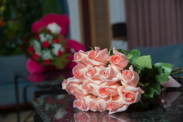 Background with violet, pink roses on a black marble background. Розовые пионы букет цветов для текста  . — стоковое фото