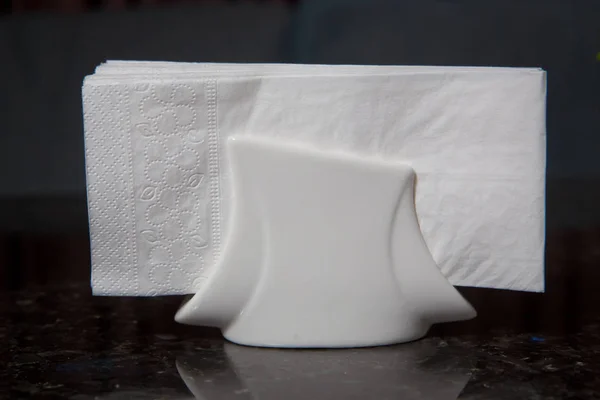 Guardanapos brancos em um suporte de guardanapo metálico, temperos sal e pimentão em uma mesa de woodeglass, visão panorâmica. Palito. Uma mesa em um café ou restaurante . — Fotografia de Stock
