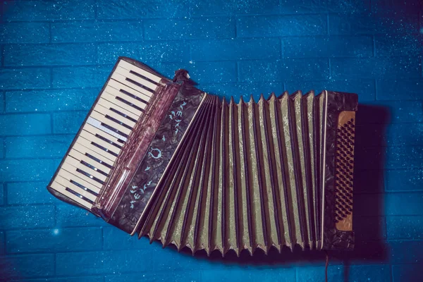 Vista frontal del acordeón. instrumento musical. viejo garmon vintage, armónico sobre fondo de pared azul  . —  Fotos de Stock