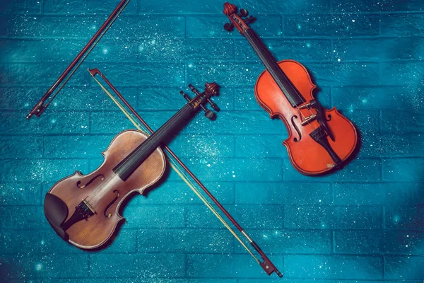 Плакат концерта классической музыки со скрипкой оранжевого цвета на синем фоне с копировальным пространством для текста. Скрипка и таро-синий цвет на заднем плане.  . — стоковое фото