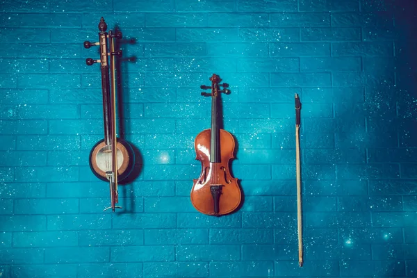 Cartel de concierto de música clásica con violín de color naranja sobre fondo azul con espacio para copiar el texto. Violín y alquitrán azul en el fondo . —  Fotos de Stock