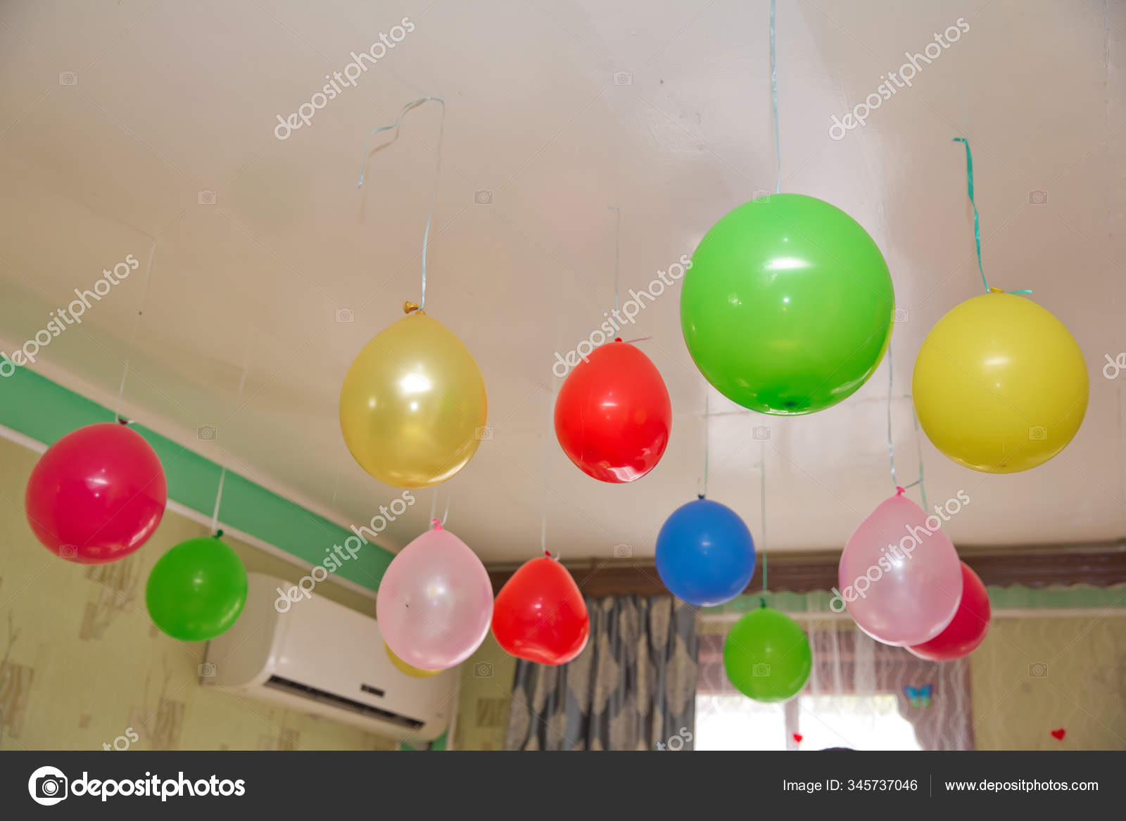 Des Ballons Colores Et Rouges Flottent Sur Le Plafond Blanc Dans La Piece Pour La Fete Decoration De Mariage Ou Fete D Anniversaire D Enfants Interieur Ballons D Helium Photographie Fotoqraf Tk Mail Ru C